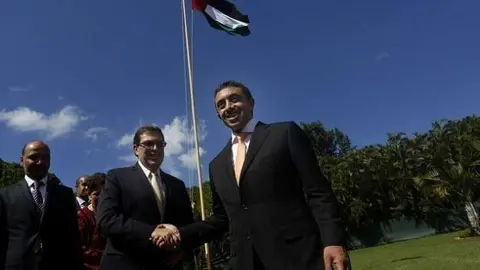 El ministro de Relaciones Exteriores de EAU, el jeque Abdulah bin Zayed al Nayhan (derecha), estrecha su mano con el canciller cubano, Bruno Rodríguez durante un encuentro en 2015.
