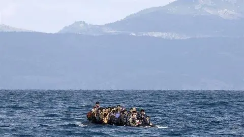 Una barca transporta inmigrantes en el Mediterráneo. (Reuters)