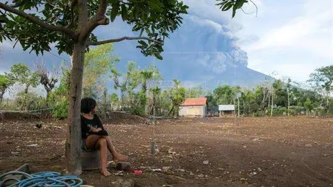 El volcán entra en erupción en la isla de Balí