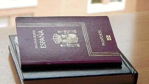 Pasaporte español. (EL CORREO)
