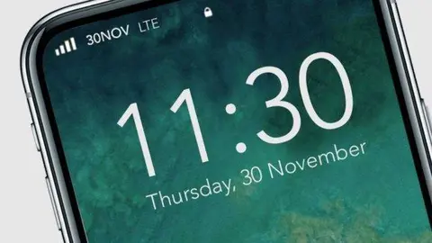 Un teléfono móvil con conexión de Etisalat y la fecha del 30 de noviembre.