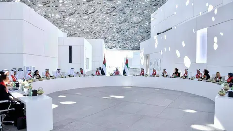 Un momento de la reunión del Gabinete de EAU en el Louvre Abu Dhabi. (WAM)