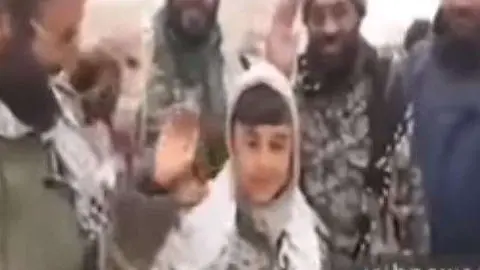 Captura de pantalla del vídeo sobre el niño soldado iraní en Siria.