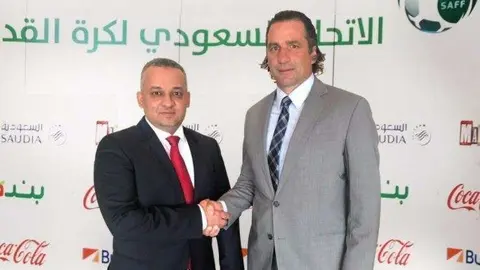 El entrenador Juan Antonio Pizzi y el representante saudí. (Twitter)