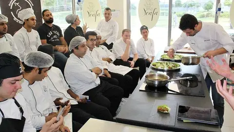 El chef Iván Cerdeño, durante el acto que protagonizó en la escuela de hostelería SCAFA de Dubai con motivo de la presentación de Provacuno en Emiratos Árabes. (Cedida)