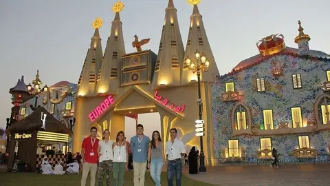 De izquierda a derecha, los becarios Fernando Mena, Laura Montoya, Ana Martínez, Borja Cartelle y Patricia Oliva junto a Raúl Simón ante la portada del pabellón de la Sagrada Familia, que acoge a Spain At Global Village. (EL CORREO)