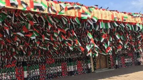 Las banderas ondean en casa del emiratí.