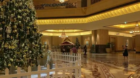 El árbol está decorado con joyas y tiene a los turistas asombrados. (E.C.)