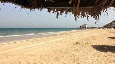 Playa solitaria a causa del calor en el emirato de Ras Al Khaimah. (EL CORREO)