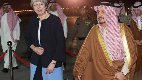 Theresa May a su llegada al Aeropuerto Internacional de Riad. (Reuters)