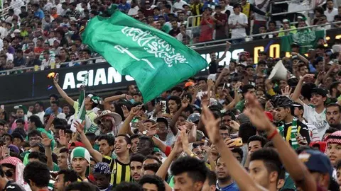 Aficionados en un campo de fútbol de Arabia Saudita.