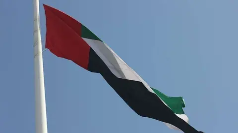 En la imagen de EL CORREO DEL GOLFO, la bandera oficial de Emiratos Árabes Unidos.