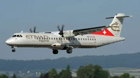 Un avión de Etihad Regional con bandera suiza.