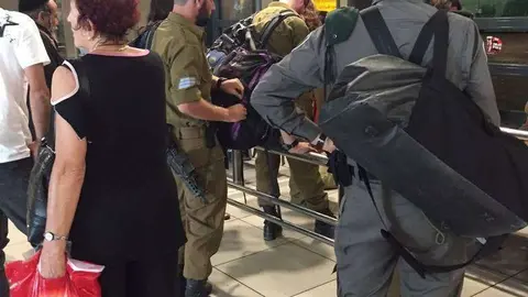 Soldados israelíes en una estación de autobuses de Jerusalén. (EL CORREO)