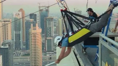 Una captura de pantalla del vídeo del jeque Hamdan y su paseo.