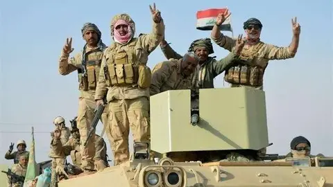 En la imagen de Reuters, las tropas de Irak celebran la victoria ante Daesh.