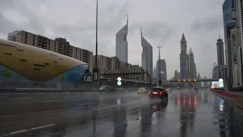 Un día de lluvia en el centro de Dubai. 