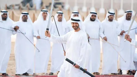 Sheikh Mohammed bin Zayed se unió al a danza tradicional durante la Marcha de la Unión en Al Wathba. (WAM) 