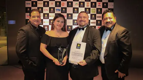 El chef Ernesto Cab junto a otros miembros del equipo de María Bonita losMiddle East Hospitality Excellence Awards 2017.