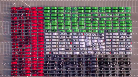La Policía de Dubai ha logrado un récord Guinness al formar la bandera de Emiratos con 143 vehículos.