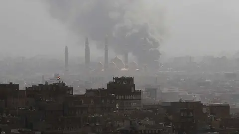 En la imagen de Reuters, enfrentamientos en la capital de Yemen, Saná.