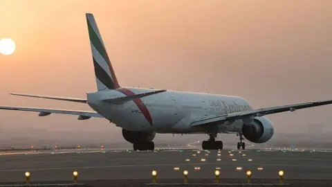 Un avión de Emirates en el Aeropuerto Internacional de Dubai.