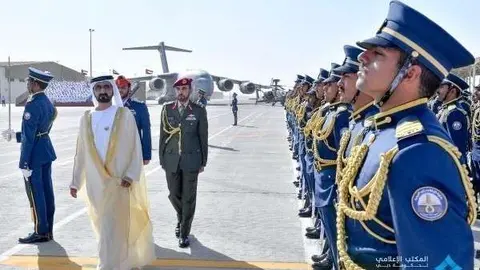 Mohammed bin Rashid pasa revista a los nuevos graduados del Khalifa Air College. (Dubai Media Office)