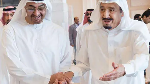 El príncipe heredero de Abu Dhabi, Mohammed bin Zayed, que presidirá la nueva alianza entre Emiratos y Arabia, junto al rey Salman en una imagen de archivo. (WAM)