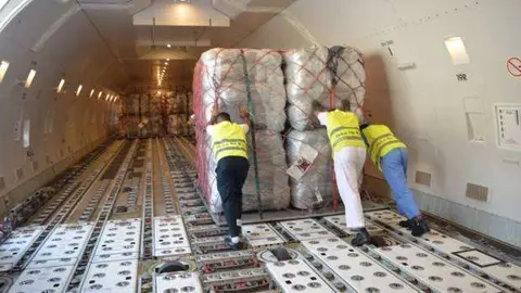 Uno de los aviones fletados para los campamentos de refugiados rohingya en Bangladesh.