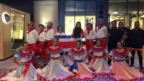 Dí ngire junto a la primera secretaria de la Embajada de Costa Rica en EAU, Ana Iris Sánchez. (Cedida)