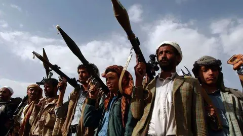 Un grupo de rebeldes hutíes en Saná, capital de Yemen.