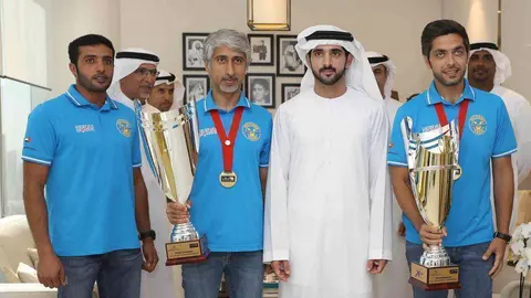 Sheikh Hamdan con el Victory Team XCAT. (WAM)