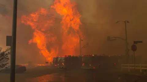 Uno de los incendios declarados esta semana en Los Ángeles (Tod Sudmeier, LA County Fire)