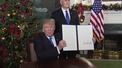 Donal Trump muestra su declaración sobre Jersualén a la prensa. (The White House)