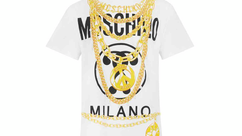 Esta es la camiseta que Moschino venderá en exclusiva en su tienda de Dubai Mall.