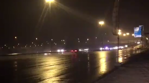 Los coches avanzan por una carretera en Sharjah bajo la lluvia este 8 de diciembre (NCM, Twitter)