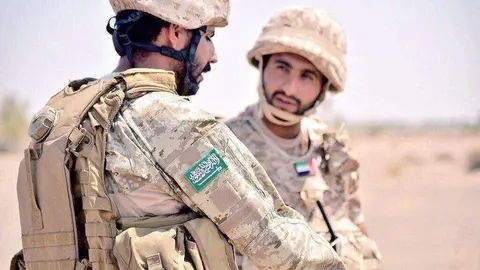 A la izquierda un soldado de Arabia Saudita dialoga con un soldado de EAU.