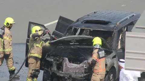 Un vehículo sufre un incendio en una carretera de Dubai. (EL CORREO)