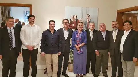 Foto de familia durante el encuentro de embajadores iberoamericanos promovido por España en Abu Dhabi. (EL CORREO)