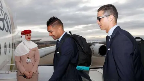 Una azafata de Emirates recibe a los jugadores del Real Madrid.