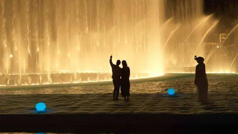 Un paseo marítimo permite acercarse a la Fuente de Dubai.