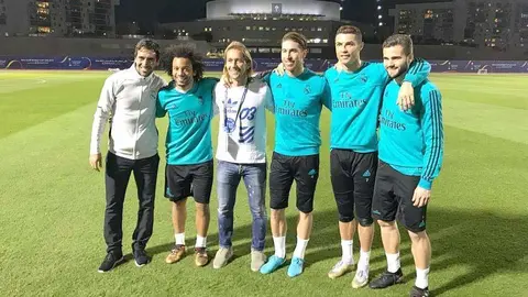 De izquierda a derecha, Raúl, Marcelo, Míchel Salgado, Sergio Ramos, Cristiano Ronaldo y Nacho, esta noche en el entrenamiento del Real Madrid en el campo de la Universidad de Nueva York de Abu Dhabi. (@realmadrid)