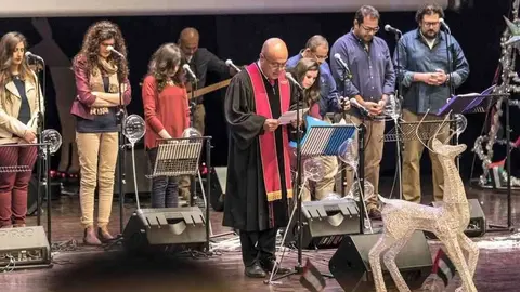 En la imagen del diario The National, la iglesia de Corea realiza la oración en Abu Dhabi.