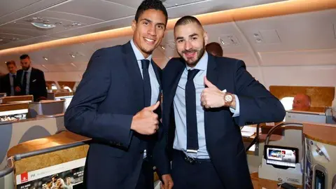 Varane y Bezema, en el A380 de Emirates que trasladó al equipo hasta Abu Dhabi. (@realmadrid)