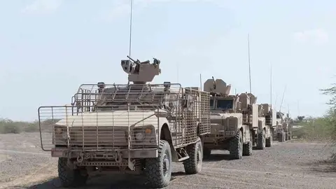 En la foto de WAM, vehículos blindados emiratíes avanzan en Yemen.