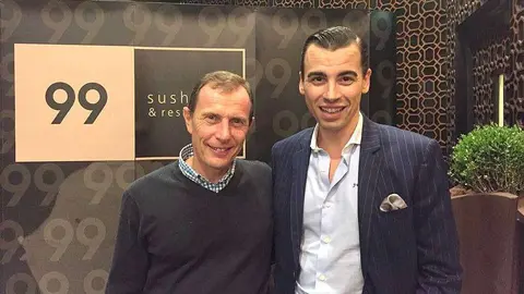 Emilio Butragueño -izquierda-, junto a Jaime Casteñada, vicepresidente de la peña madridista de Emiratos Árabes, en Abu Dhabi. (Cedida)