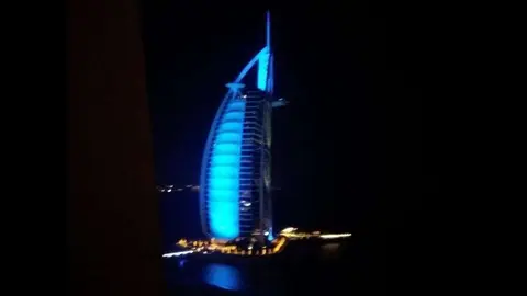 Una imagen del hotel Burj Al Arab de noche. (EL CORREO)