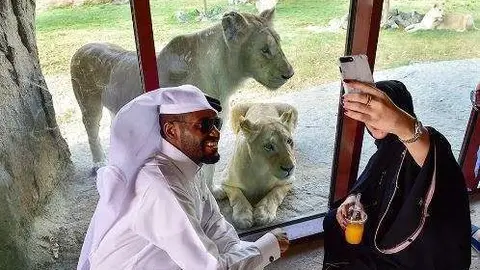 Una familia local visita el Dubai Safari Park.