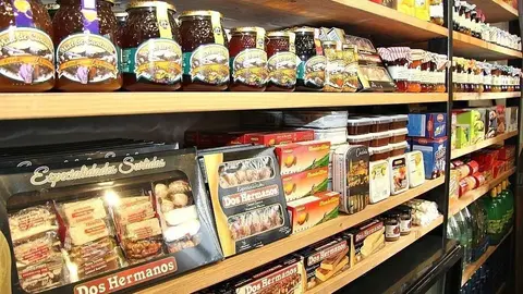 Los productos navideños están disponibles en las estanterías de La Despensa en Al Quoz. (EL CORREO)