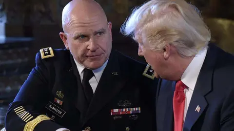 En la imagen de AP, el general HR McMaster, en la foto junto al presidente estadounidense Donald Trump.